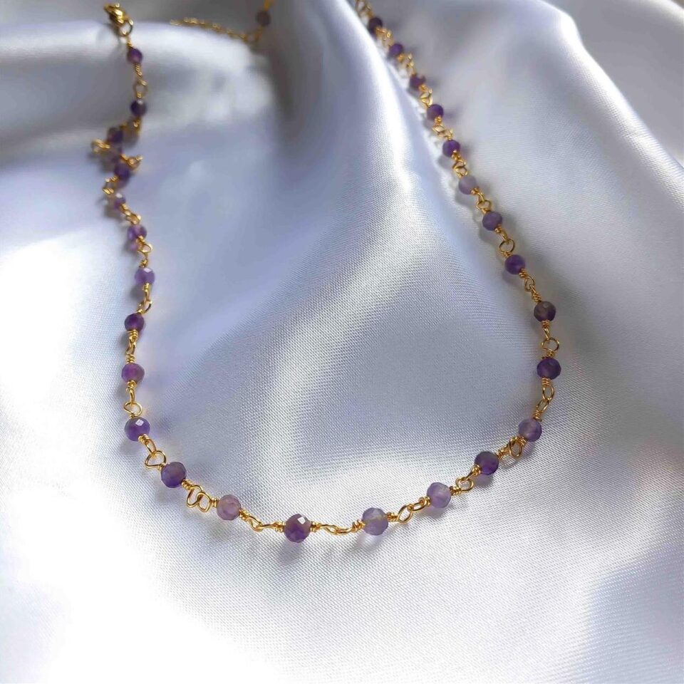 kolie-epihrysomeno-18k-me-imipolytimoys-lithoys-amethystos